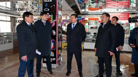 Абай облысының әкімі Семейдегі сауда орталықтарын аралап шығып, кәсіпкерлерге ескерту жасады