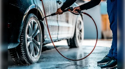 Көлік жөндеу орталығының маманы біреудің темір тұлпарын айдап кетіп, апатқа ұшырады