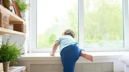 Ақтөбе облысында бір тәулікте екі бала көпқабатты үйдің терезесінен құлап кетті