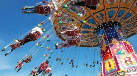 Үндістанда биіктігі 18 метр аттракцион морт сынып, отыз адам жараланды