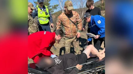 Бурабай көлінің еріп жатқанын елемеген балықшы суға кете жаздады – оның өмірін екі бала аман алып қалған (ВИДЕО)