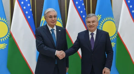 Тоқаев Өзбекстан президентімен бейресми кездесу өткізді