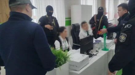 Шымкентте бетперде киген арнайы күзет жұмыста отырған екі әйелді ұстап алды (ВИДЕО)