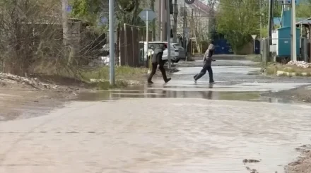 «Әкімдік сылтау айтып, үш техниканы ғана шығарған»: нөсерден кейін Атырау көшелерін су басып, халық әбігерге түсті (ВИДЕО)