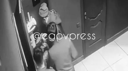 Оралда дәмхананың дәретханасына бірге кіріп, есікті іштен жауып алған екі жігіттің не істегенін полиция анықтайды (ВИДЕО)