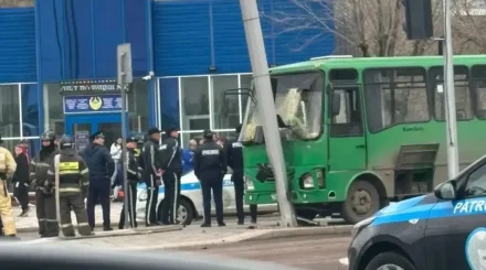 Теміртауда жолаушылар автобусы бағдаршамға соғылып, төрт адам жараланды (ВИДЕО)