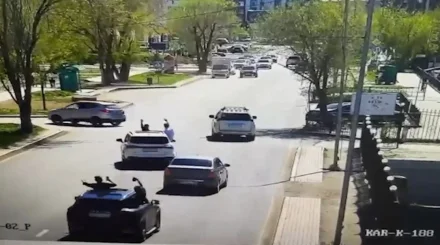 Қарағандының қақ ортасында жол ережесін бұзған жігіттерді полиция жаппай қолға түсірді (ВИДЕО)