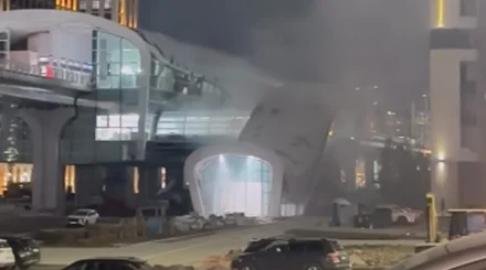 LRT станциясын дәнекерлеп жатқан адам оны өртеп ала жаздаған (ВИДЕО)
