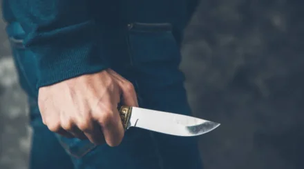 Шымкентте 70 жастағы қария көршілеріне пышақпен шабуыл жасаған