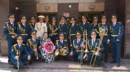 Әйгілі Бибігүл Төлегенованің терезесінің алдында әскери оркестр әуелете ән шырқады