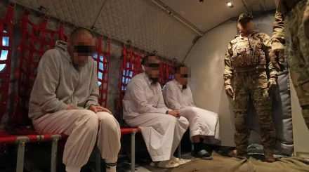«Терроризмге қатысы бар»: ҰҚК төрт азаматтың аяқ-қолын кісендеп, Қазақстанға әкелді (ВИДЕО)