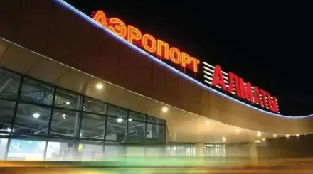 Алматы әуежайында мас шетелдік шу шығарып, әйнек сөрені қиратып кетті