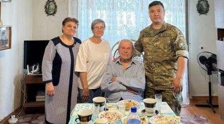 Гвардейцы поздравили труженика тыла с 93-летием в Петропавловске