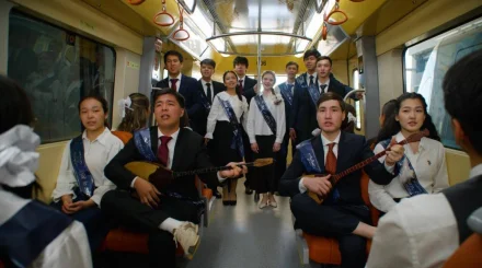 Выпускники спели песню "Ақ бантик" в вагоне столичного LRT (ВИДЕО)