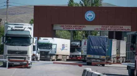 Фуры застряли на границе Кыргызстана и Казахстана