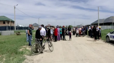 Жители села Туймебаева в Алматинской области жалуются на отсутствие нормальных дорог: дети добираются в школу через грязь