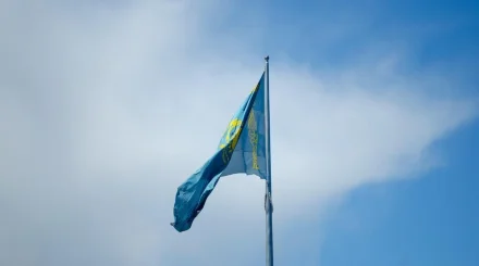 Порванный флаг в Талдыкоргане: коммунальщики сослались на ветер и затяжные дожди (ВИДЕО)