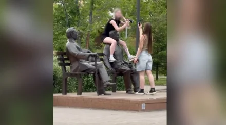 «Үш бәйтеректі» қорлады»: Астанада «Бейімбеттің басына мінген» қызды желідегілер жазалауды сұрап жатыр (ВИДЕО)