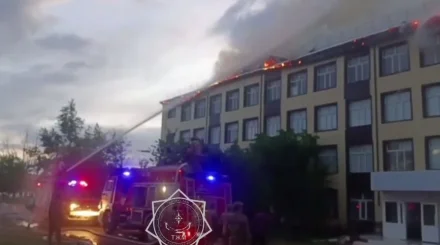 Пожар в здании школы тушат в Аркалыке: огнем охвачена вся кровля