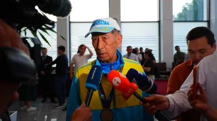 В Астане торжественно встретили 80-летнего марафонца Салтаната Туйтебаева