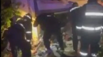 Спасатели и очевидцы вызволили водителя, зажатого в перевернутом цементовозе в ВКО