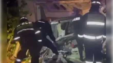 Цементовоз опрокинулся на трассе в ВКО: водителя извлекли спасатели (ВИДЕО)