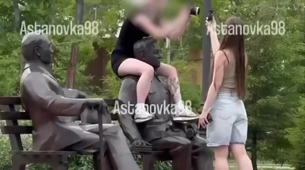 В Астане девушка залезла на памятник Майлину: дело дошло до суда