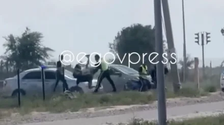 Полицейский сбил с ног мопедиста в Туркестане (ВИДЕО)