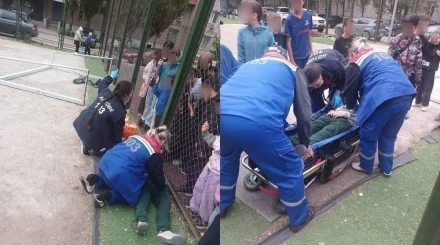 Металлические ворота упали на ребенка в Актобе: мальчика увезла скорая