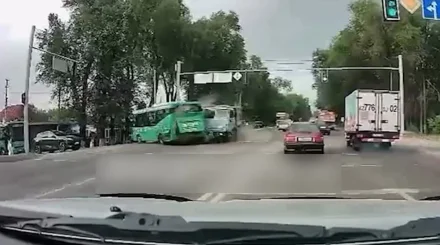 Видео жесткого столкновения автобуса и КамАЗа в Алматинской области появилось в Сети