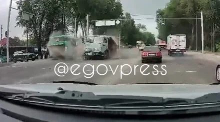 Грузовик снес автобус в Алматинской области (ВИДЕО)