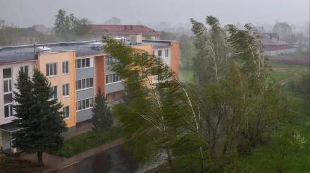 Разрушительный ураган обрушился на восток и запад Казахстана (ВИДЕО)
