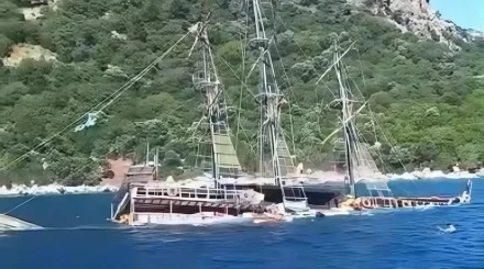 Катер с туристами ушел под воду в Турции