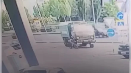 Опасный поворот: в Астане грузовик сбил подростка на велосипеде (ВИДЕО)