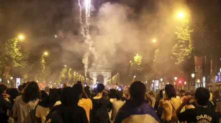 Париж охватили беспорядки после триумфа "ПСЖ" в Лиге чемпионов