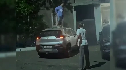 Пьяный мужчина повредил чужой автомобиль, прыгая на нем в Павлодаре (ВИДЕО)