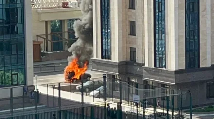 Автомобиль сгорел дотла посреди улицы в Астане