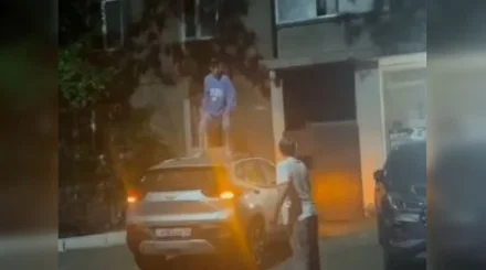 В Павлодаре мужчина устроил «прыжки» на крыше чужой машины