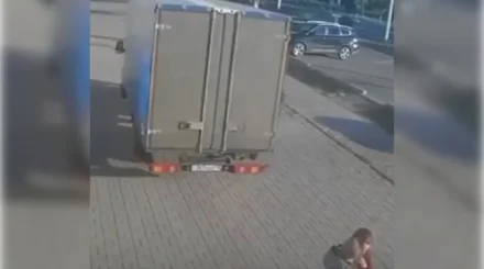 Машина сбила мать с ребенком на тротуаре в Экибастузе (ВИДЕО)