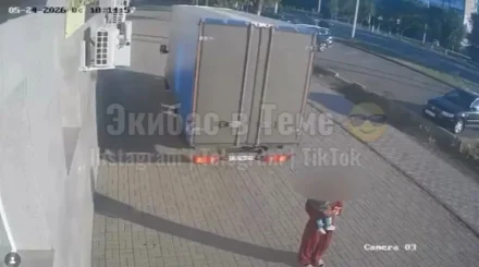 Водитель «Газели», сдавая назад, сбил девушку с ребенком на руках в Экибастузе (ВИДЕО)