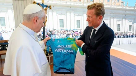 Винокуров встретился с Папой Римским и подарил ему футболку XDS Astana Team