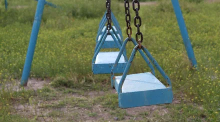 Тело ребенка нашли на качелях в Мангистау