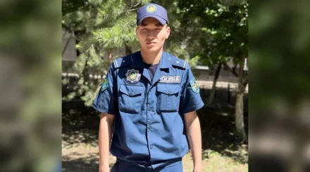 Полицейский в Кокшетау спас жизнь водителю, которому стало плохо на дороге