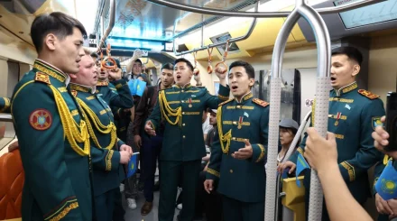 Гвардейцы исполнили гимн Казахстана для пассажиров LRT (ВИДЕО)
