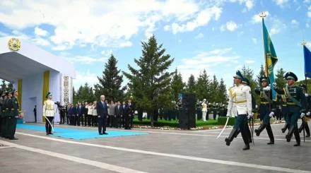 Токаев принял участие в церемонии поднятия государственного флага в Астане