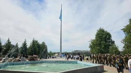 В Усть-Каменогорске подняли Государственный флаг на новом 40-метровом флагштоке