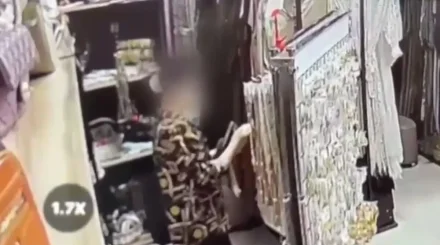 Незаметно забрала 10 колец: момент кражи в ювелирном отделе попал на видео в Актобе