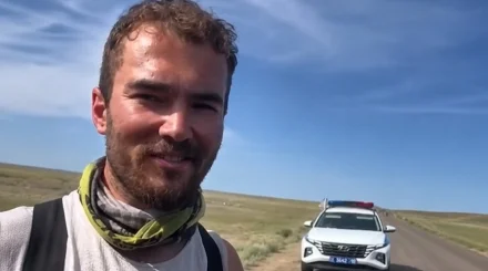 Велосипедиста из Венгрии спасли на дороге в Мангистау