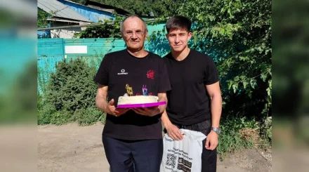 Болельщик получил неожиданный подарок от Дастана Сатпаева в Алматы