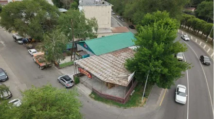 В Алматы снесено незаконное кафе